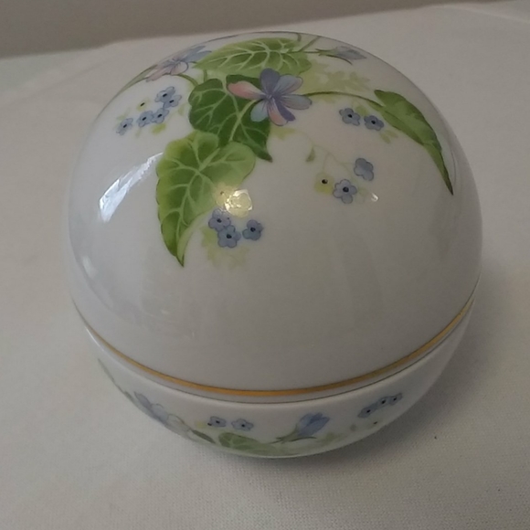 Lovely porcelain trinket holder - Picture 2 of 6